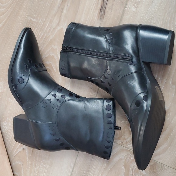 BNIB Call Me the Breeze Moonphase Bootie Onyx - Picture 5 of 11